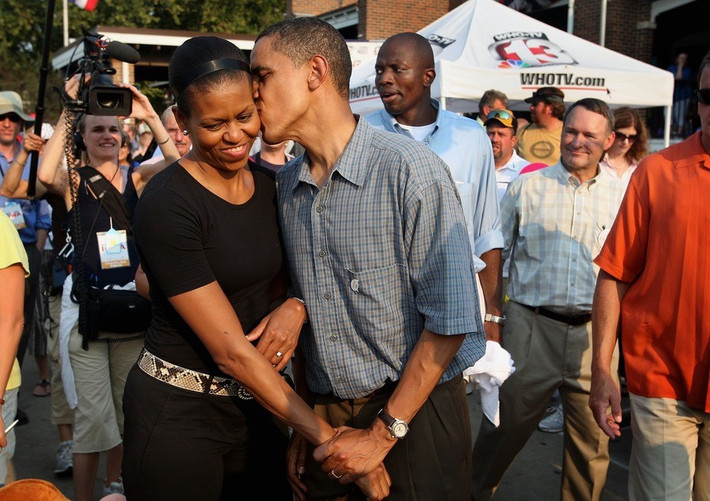 Ông Barack Obama, khi đó là ứng viên Tổng thống Mỹ của Đảng Dân chủ, hôn vợ Michelle Obama trong chuyến đi tới triển lãm bang Iowa ở Des Moines hồi tháng 8/2007.