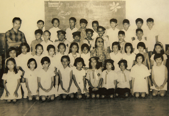 Barack Obama chụp ảnh cùng các bạn học năm 1970 tại Trường Tiểu học SDN Menteng 1 ở Jakarta, Indonesia.