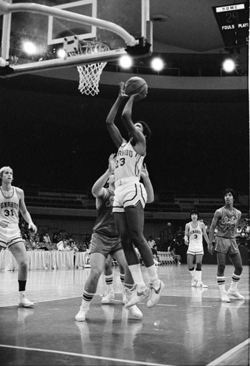 Barack Obama chơi bóng rổ cho đội tuyển bóng rổ của trường Punahou tại Hawaii năm 1979.