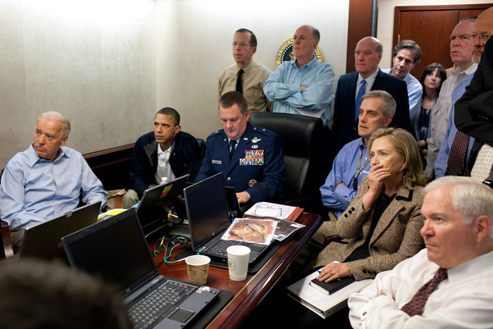 Tổng thống Mỹ Barack Obama, Phó Tổng thống Joe Biden, cựu Ngoại trưởng Mỹ Hillary Clinton cùng các thành viên trong đội an ninh quốc gia ngồi trong phòng Tình huống của Nhà Trắng ngày 1/5/2011 để theo dõi chiến dịch tiêu diệt trùm khủng bố Osama bin Laden.