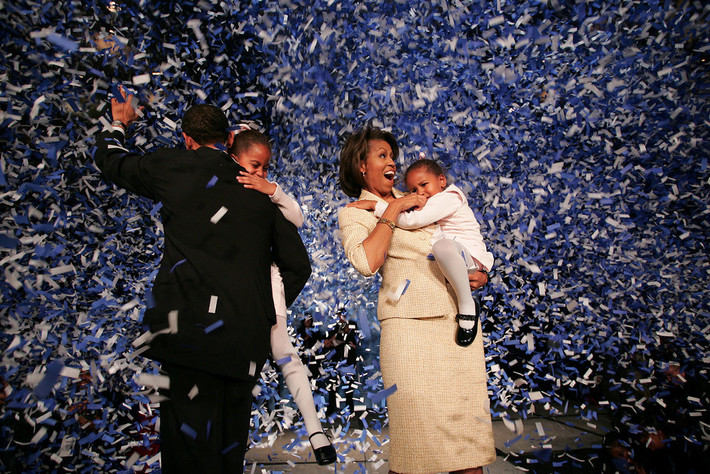 Thượng nghị sĩ Mỹ Obama ăn mừng chiến thắng cùng vợ con trên khán đài ở Chicago, Illinois, ngày 2/11/2004.