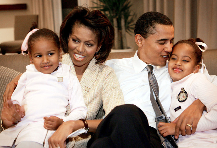 Ông Barack Obama, khi đó là ứng viên Thượng nghị sĩ Mỹ, ngồi chờ trong phòng cùng vợ, bà Michelle Obama, hai con gái Sasha và Malia tại Chicago, bang Illinois, ngày 2/11/2004.