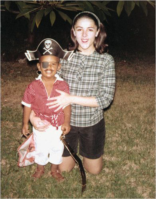 Cậu bé Barack Obama chụp ảnh cùng mẹ, bà Ann Dunham.