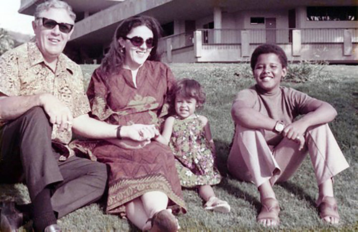 Barack Obama trong bức ảnh chụp cùng ông ngoại, Stanley Dunham, mẹ và em gái Maya ở Hawaii vào đầu những năm 1970.