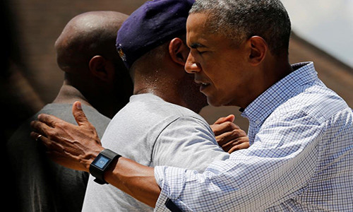 Tổng thống Obama an ủi người dân.