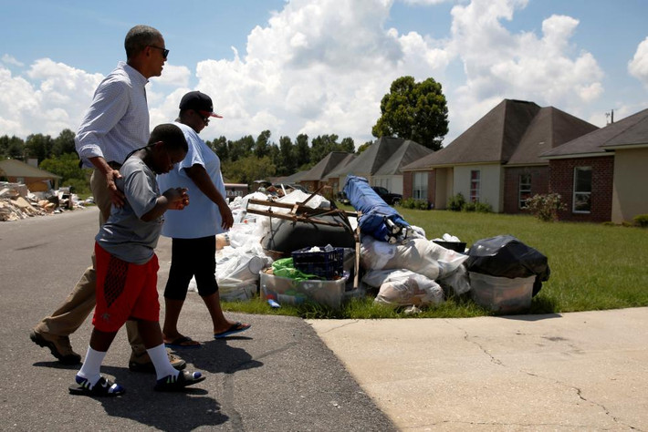 Tổng thống Obama thăm hỏi một gia đình ở Louisiana.