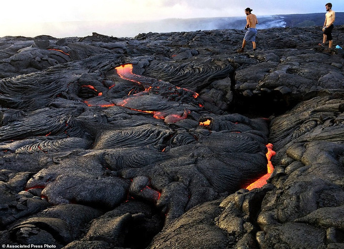 Sau khi ngừng hoạt động trong 3 năm, núi lửa Kilauea trên đảo Big Island thuộc quần đảo Hawaii của Mỹ phun trào trở lại. Rất nhiều du khách đã tới Công viên Núi lửa quốc gia ở Hawaii để chiêm ngưỡng cảnh tượng kỳ thú này.