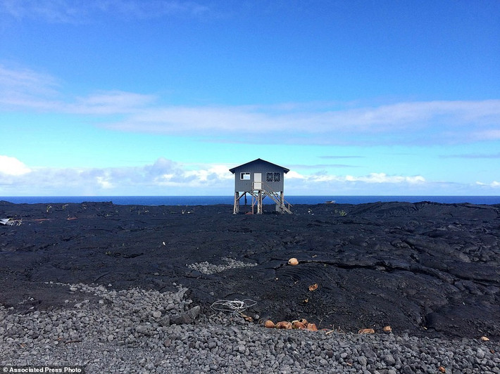 Ngôi nhà trên dung nham nguội của núi lửa Kilauea.