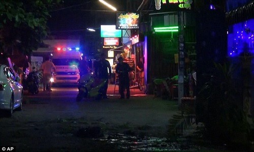Khi đó, hai quả bom đã phát nổ tại khu nghỉ dưỡng Hua Hin khiến một phụ nữ Thái thiệt mạng và ít nhất 20 người khác bị thương. Nạn nhân tử vong được cho là một người bán hàng trên đường phố tại khu nghỉ dưỡng.