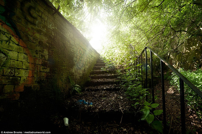 Công trình được xây dựng vào năm 1952 tại Barnton Quarry ở Edinburgh, Scotland.