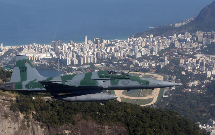 Một chiếc máy bay của Không quân Brazil diễn tập trước thềm Thế vận hội Olympic Rio 2016 hôm 14/7.