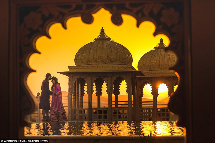 Giây phút tình cảm, hạnh phúc của một cặp đôi được lưu giữ tại Udaipur, Ấn Độ.