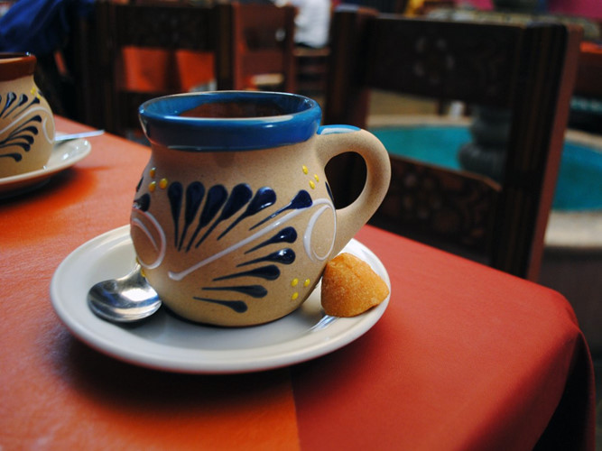 Cà phê Café de Olla của Mexico: Cà phê truyền thống Mexico được pha cùng với thanh quế và đường mía chưa tinh chế, sau đó được rót vào một chiếc cốc bằng đất sét. Người dân Mexico tin rằng cốc đất sét sẽ làm nổi bật hương vị cà phê hơn. (ảnh: Wikimedia).