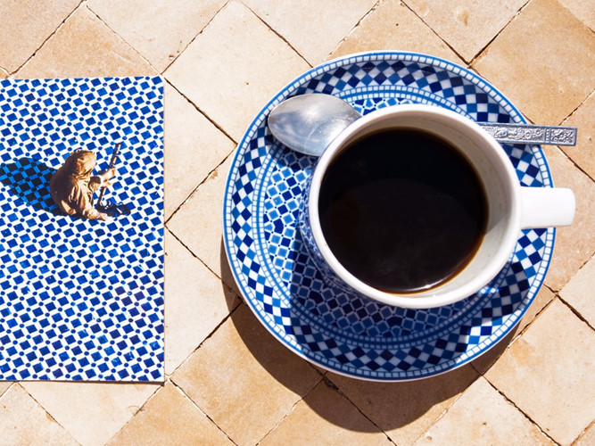 Cà phê Spiced của Morocco: Cà phê đen được pha trộn cùng với các loại gia vị nóng như thảo quả, hạt tiêu đen, quế, đinh hương, và nhục đậu khấu. (ảnh: Shutterstock).