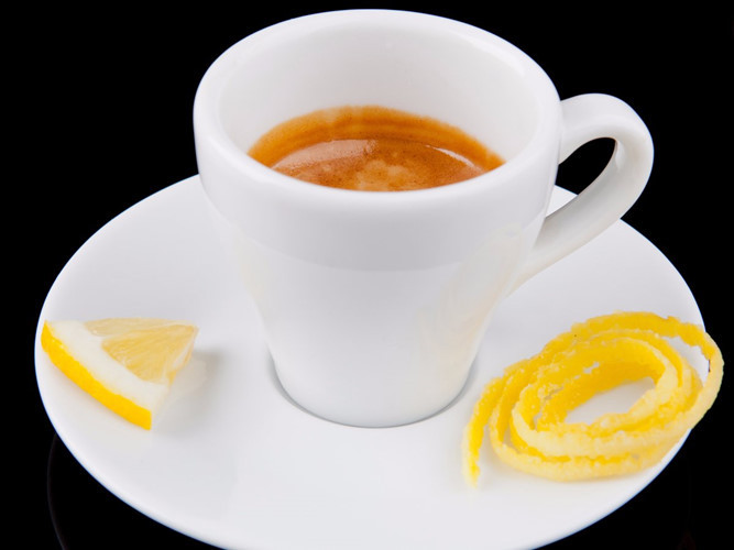 Cà phê Espresso Romano ở Italy: Người Italy dùng Espresso cùng với một lát chanh, thứ có thể mang lại hương vị độc đáo cho tách cà phê này. (ảnh: Shutterstock).