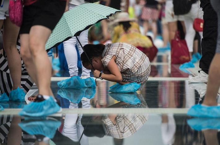 Cây cầu kính này dài 430 mét, rộng 6 mét và nằm ở độ cao 300 mét so với mặt đất.