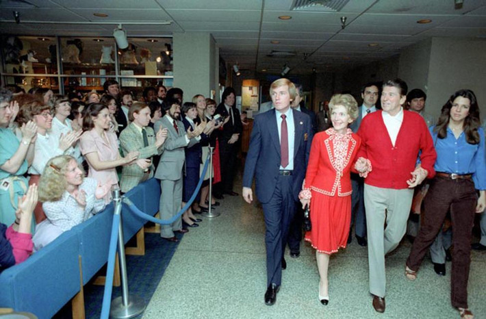 Tổng thống Reagan rời bệnh viện George Washington cùng vợ, bà Nancy Reagan, và con gái, Patti Davis, sau khi hồi phục ngày 11/4/1981.