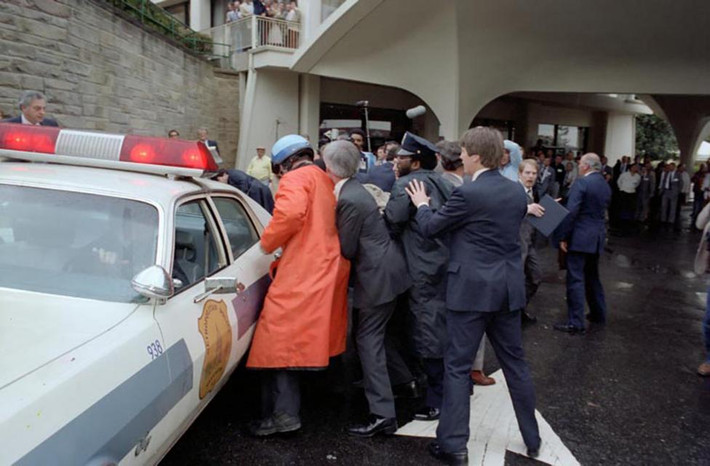 Các nhân viên mật vụ và cảnh sát Mỹ bao vây hung thủ John Hinckley Jr.
