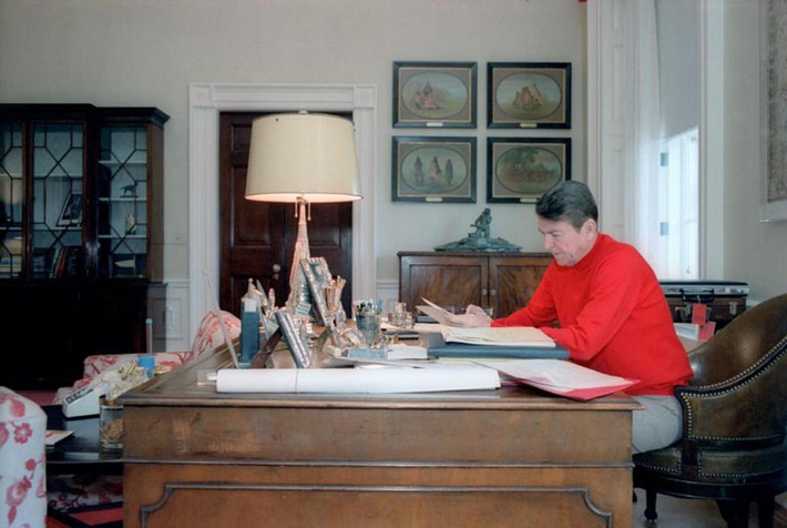 Tổng thống Reagan trong phòng làm việc sau khi ra viện được 4 ngày.
