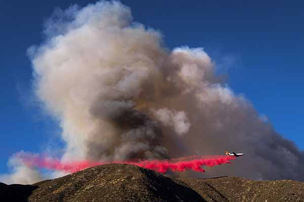 Máy bay thả chất dập lửa ở Lytle Creek, bang California, hôm 16/8.