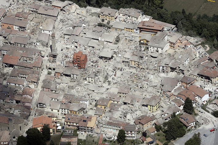 Thị trưởng Amatrice cho biết, trận động đất đã chặn các con đường ra vào thị trấn. Một nửa thị trấn đã biến mất và nhiều người thiệt mạng.