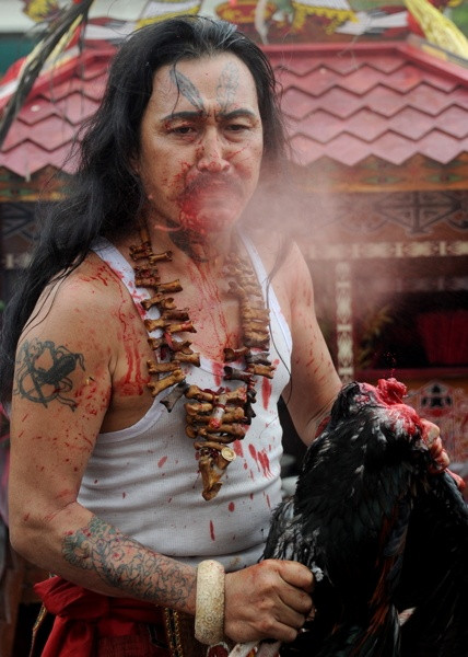 Một pháp sư Indonesia phun máu gà trong lễ hội Cap Go Meh ở thủ đô Jakarta.