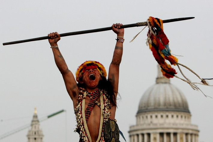 Tzaramenda Naychapi, một pháp sư người Ecuador, trình diễn trong một lễ hội truyền thống ở London để xua đuổi tà ma khỏi nước Anh.