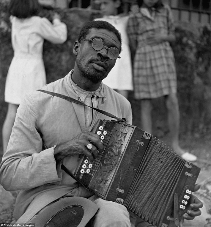 Một người đàn ông chơi đàn accordion tại các khu chợ trong thành phố để kiếm sống.
