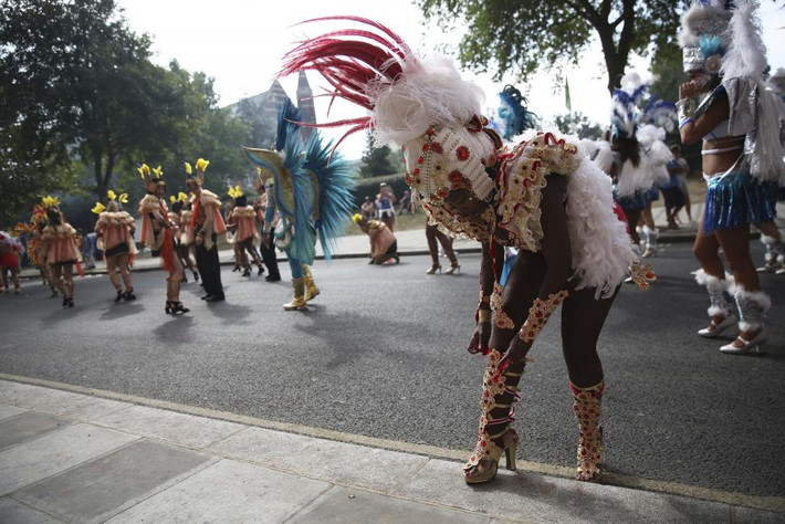 Màn diễu hành qua đường phố trong lễ hội Notting Hill Carnival.