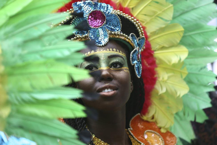 Trang phục độc đáo của một người tham gia lễ hội Notting Hill Carnival ở London.