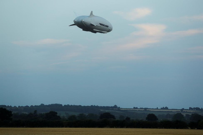 Airlander 10 có chiều dài khoảng 92m và chứa đầy khí Heli.