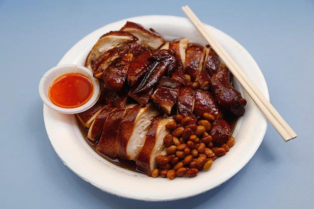 Món gà quay tẩm mật ong ngon miệng ở khu ẩm thực của Singapore.