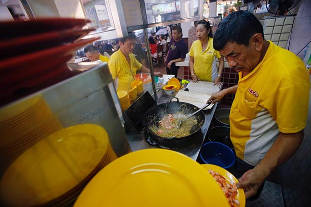 Tuy nhiên, do điều kiện làm việc trong nhà bếp chật chội và thu nhập thấp, nhiều đầu bếp đã tìm đến những nhà hàng hiện đại, có quy mô lớn hơn với mức thu nhập cao hơn ở Singapore.