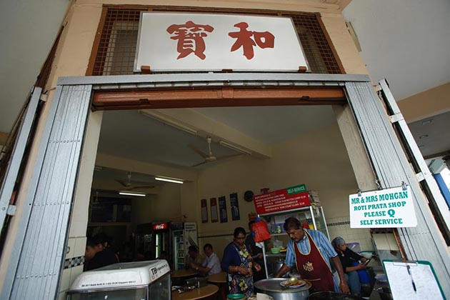Còn Sumosundram Moghan là chủ cửa hàng bánh rán Roti Prata. Mặc dù nhân viên của Moghan được dạy rất kỹ cách làm bánh nhưng họ vẫn không thể làm ra được những chiếc bánh có hương vị ngon như ông chủ.