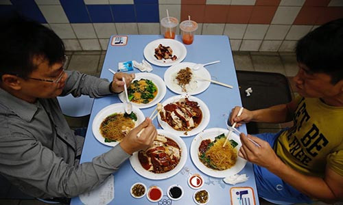 Singapore có hơn 100 trung tâm bán hàng rong và 6.000 quầy hàng bày bán những món ăn đường phố đa dạng không chỉ ngon mà còn rất rẻ, với mức giá chỉ khoảng 2 USD.