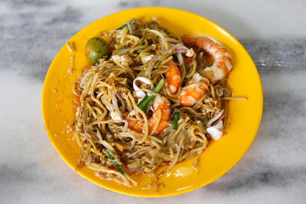 Alex See là chủ quán ăn Fried Hokkien Mee (mỳ xào) ở East Coast cùng cô con gái 33 tuổi của ông. "Các bạn trẻ đến rồi đi. Chúng không quan tâm đến việc học hỏi (cách làm những món ăn)", ông See nói.
