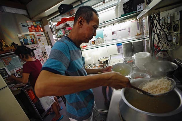 Trong khi đó, ông Lim Swee Heng đã mất nhiều năm để có được món laksa được bán tại sạp hàng Roxy Laksa.