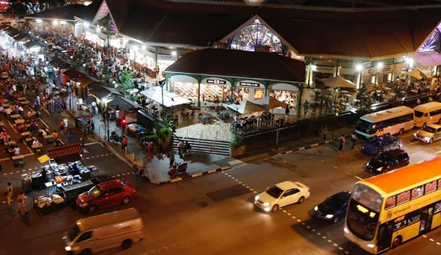 Một số người bán thức ăn đường phố lâu năm ở Singapore chia sẻ, thế hệ trẻ dường như ít có khả năng thành công trong nghề này. Ảnh: Trung tâm ẩm thực Lau Pa Sat.