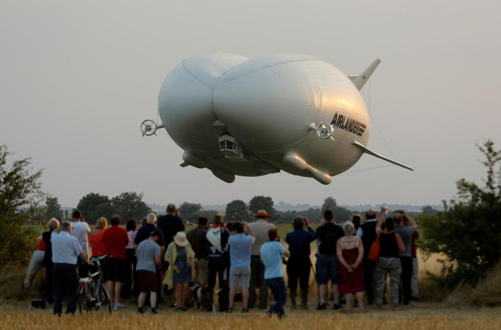 Rất đông người tập trung tại phi trường Cardington để theo dõi chuyến bay đầu tiên của chiếc Airlander 10.
