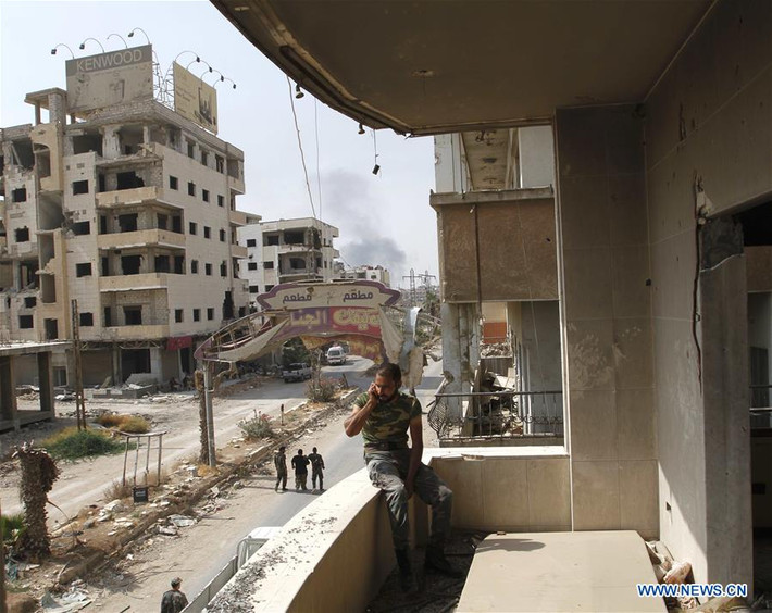 Một binh sĩ Syria ở thị trấn Daraya gọi điện thoại về cho gia đình hôm 26/8. Ảnh: THX.