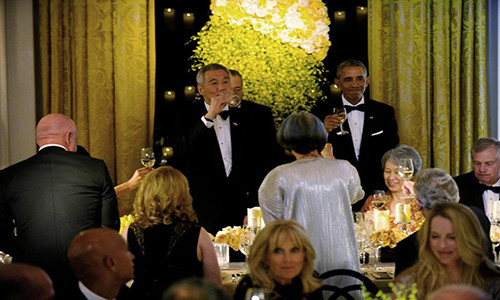 Tổng thống Mỹ Obama và Thủ tướng Lý Hiển Long nâng ly mời các vị khách trong buổi tiệc.