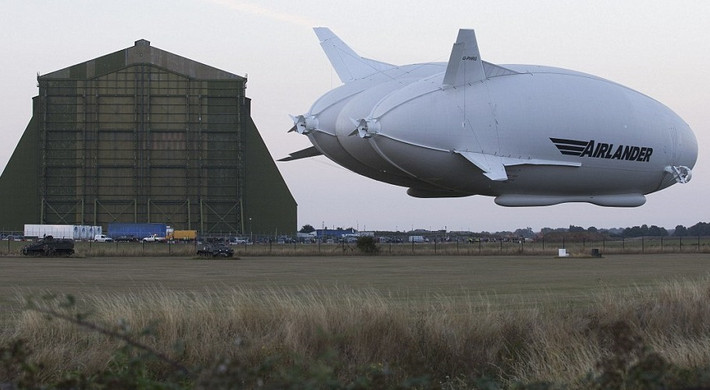 Chiếc máy bay chuẩn bị hạ cánh xuống sân bay Cardington sau chuyến bay đầu tiên thành công hôm 17/8.