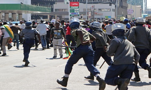 Cảnh sát Zimbabwe truy đuổi người biểu tình ở Harare ngày 3/8/2016.