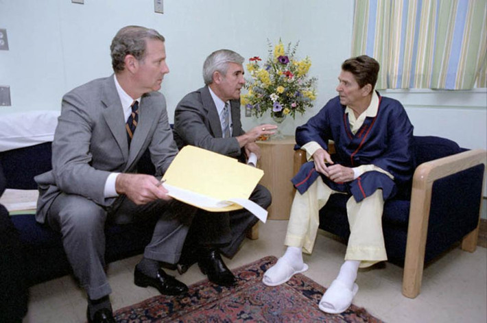 Tổng thống Reagan trò chuyện với James Baker và Thượng nghị sĩ Laxalt trong bệnh viện George Washington ngày 8/4/1981.