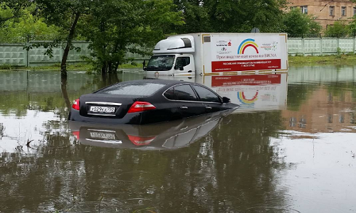 Cảnh tượng đường phố Moscow biến thành sông vì mưa lớn.