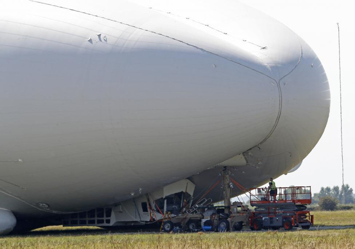 Các công nhân kiểm tra bộ phận bị hư hại của chiếc Airlander 10.
