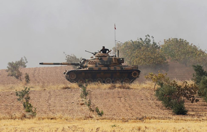 Chiếc xe tăng Thổ Nhĩ Kỳ đang trên đường tiến vào miền bắc Syria.