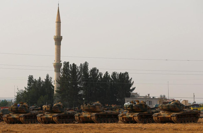 Đoàn xe tăng của Thổ Nhĩ Kỳ đồn trú tại Karkamis trên biên giới Thổ Nhĩ Kỳ-Syria tại tỉnh Gaziantep ngày 25/8.