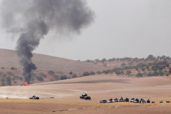 Xe tăng Thổ Nhĩ Kỳ và các chiến binh nổi dậy Syria ủng hộ Ankara đang thẳng tiến về Jarablus hôm 24/8.