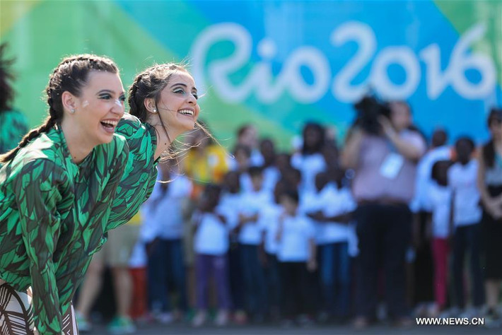 Mọi người biểu diễn một điệu nhảy tại làng Olympic hôm 2/8.